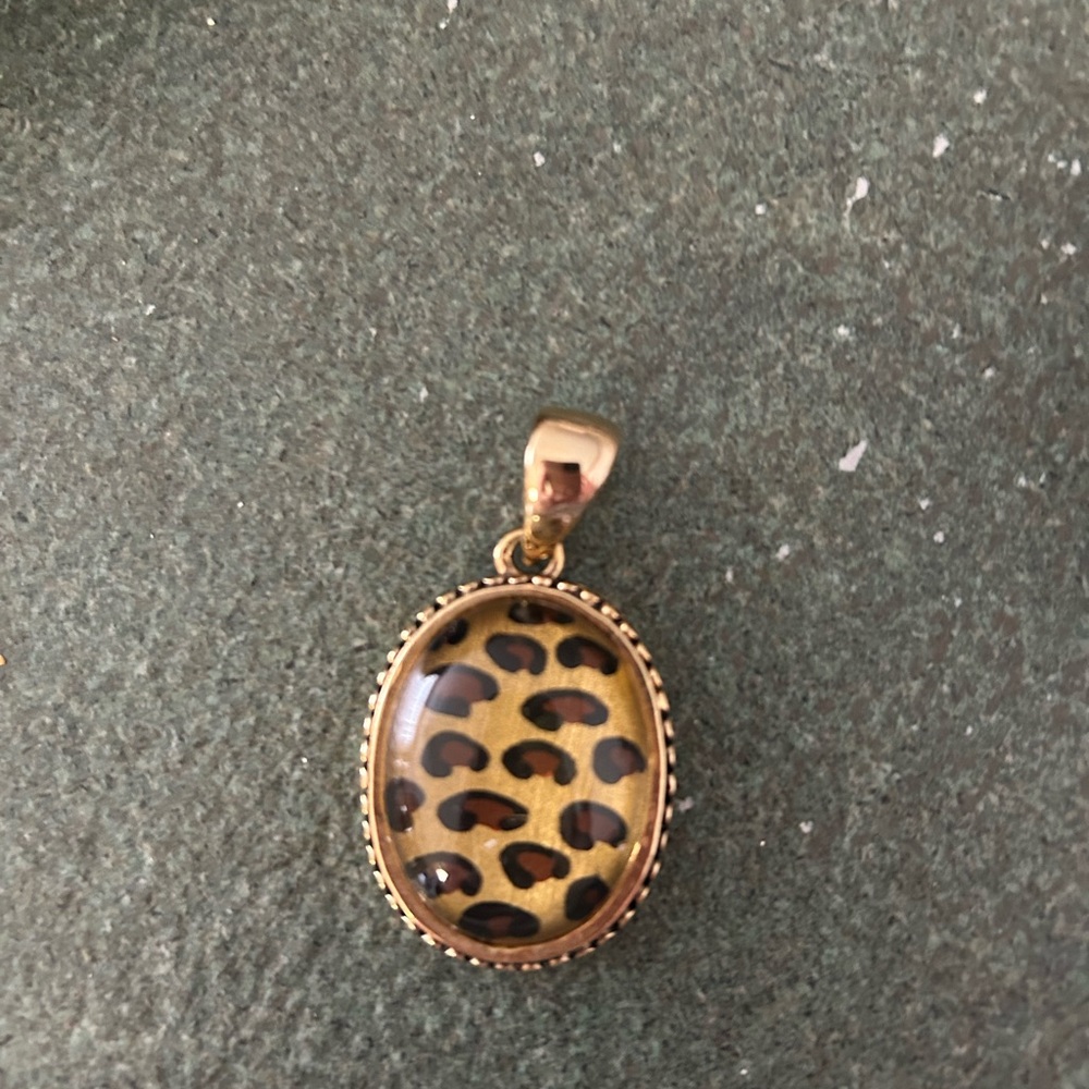 Elegant Gold Leopard Pendant Necklace